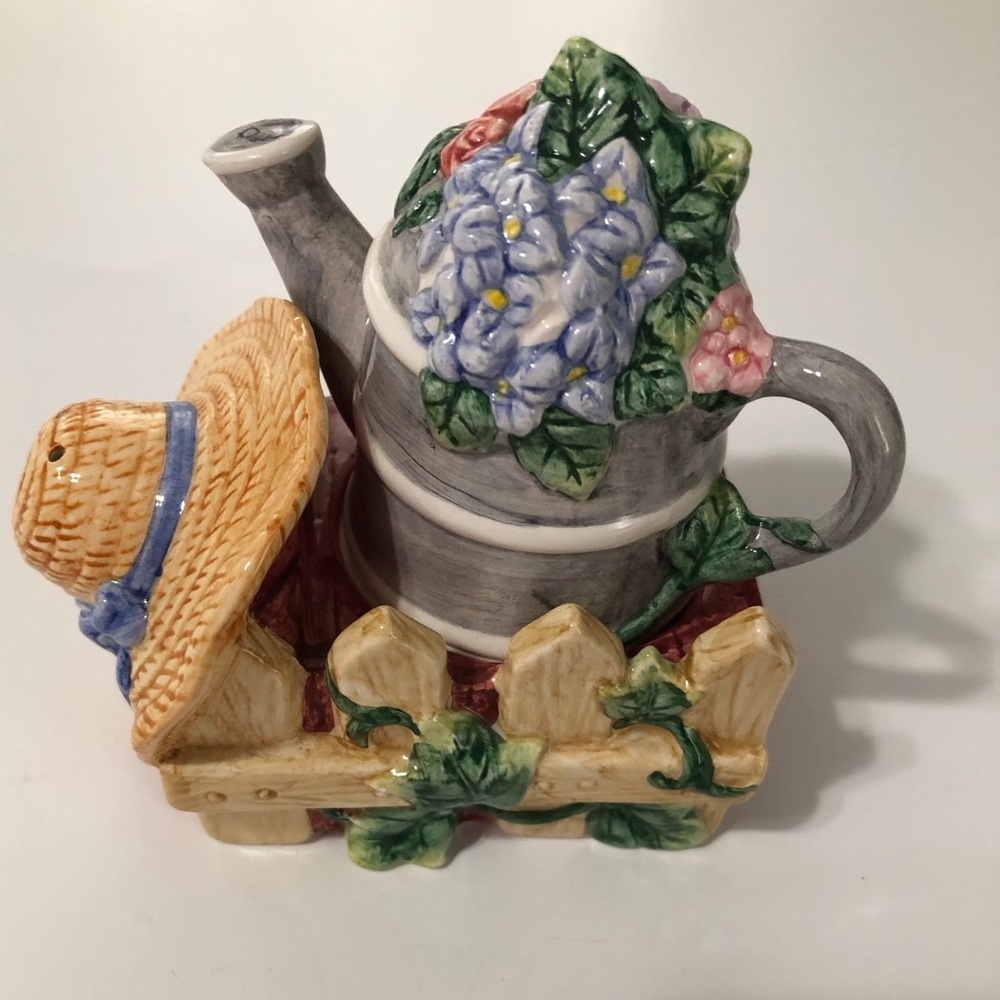 Ceramic Garden can‎ salt & pepper shakers Figurine with Straw HatPickett Fence